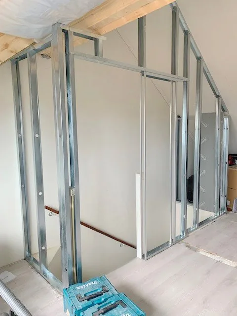 Opbouw van een scheidingswand met metalen profielen